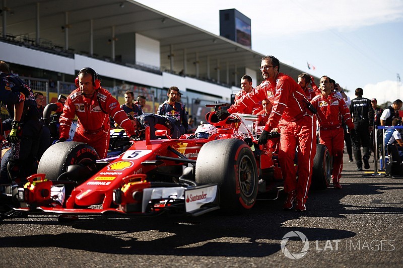 Vettel noemt reprimande voor missen volkslied “om te lachen”