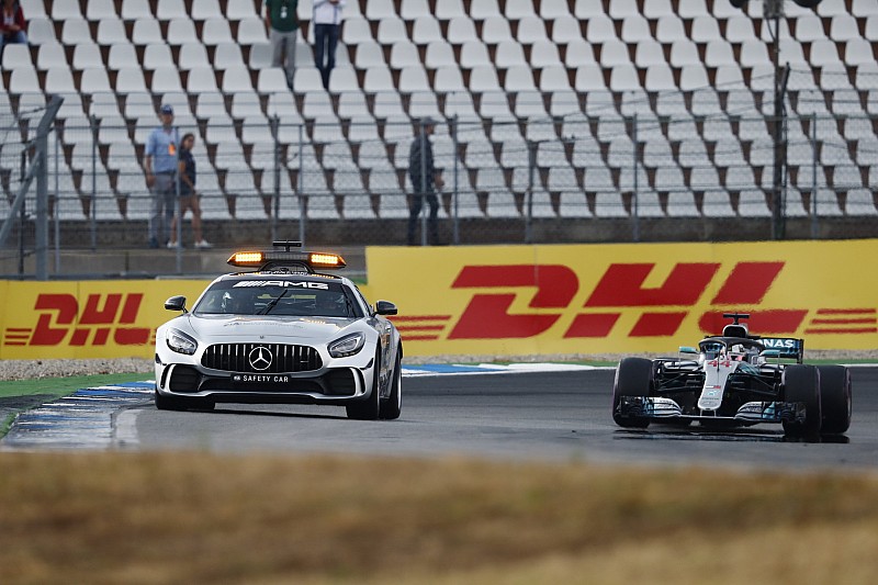 Hamilton, pit girişi nedeniyle inceleme altında!