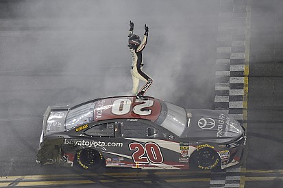 Jones vence corrida maluca da Nascar em Daytona