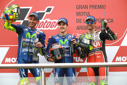 Podium: segundo, Valentino Rossi, Yamaha Factory Racing, ganador, Maverick Viñales, Yamaha Factory Racing, tercero, Cal Crutchlow, Team LCR Honda