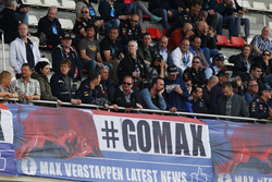 Een groep #GoMax Verstappen-supporters op de hoofdtribune