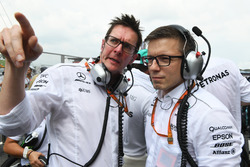 Инженеры Mercedes AMG F1 Энди Шовлин и Питер Боннингтон