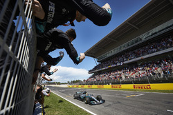 Льюіс Хемілтон, Mercedes AMG F1 W08, фінішує