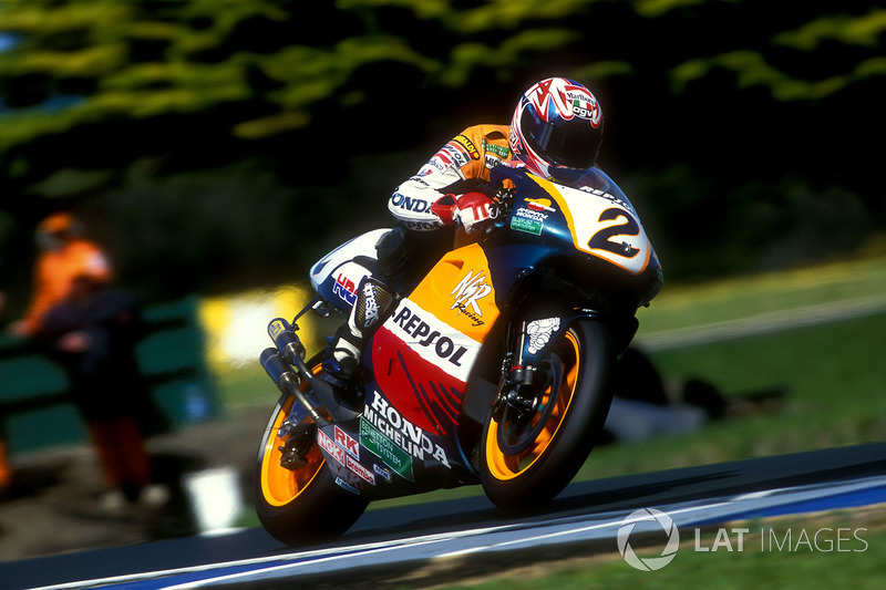 Alex Criville, pembalap Repsol Honda Team, melesat dengan Honda NSR500 di lomba kelas 500 cc GP Inggris 1997.