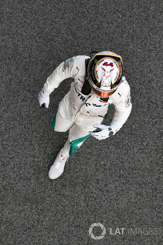 Lewis Hamilton, Mercedes-AMG F1 salue le public