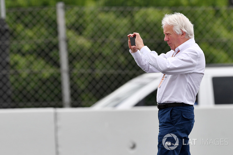Charlie Whiting, Delegado de la FIA observa la escena del accidente de Brendon Hartley, Scuderia Toro Rosso STR13 en PL3