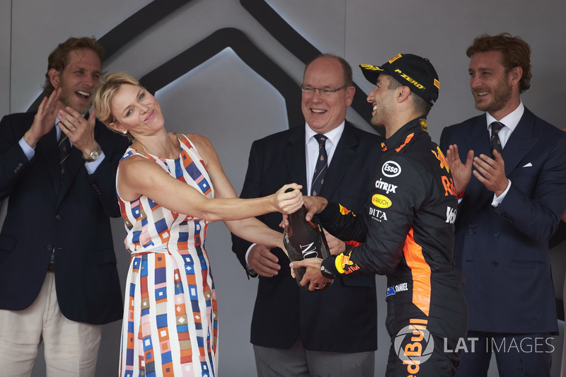 Princesa Charlene y el Príncipe Albert de Mónaco con el ganador de la carrera, Daniel Ricciardo, Red Bull Racing, en el podio.