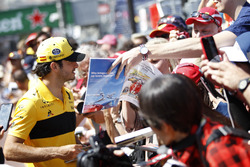 Carlos Sainz Jr., Renault Sport F1 Team taraftarlara imza dağıtıyor
