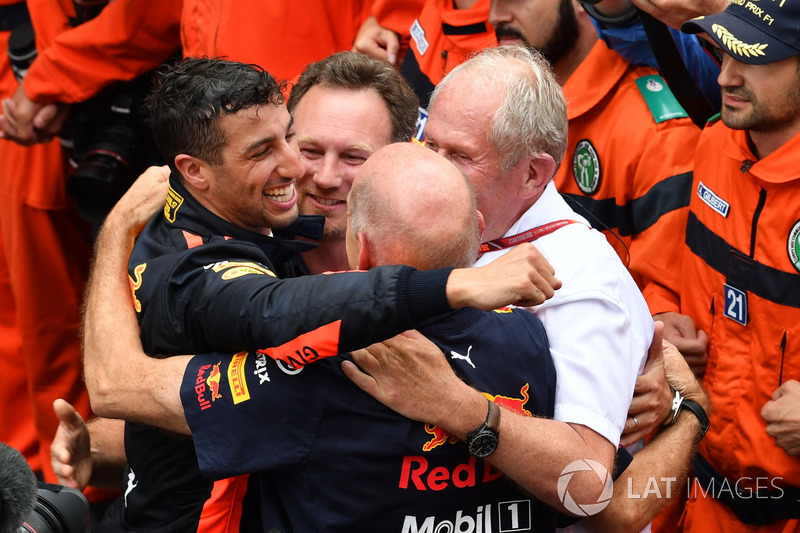 Winnaar Daniel Ricciardo, Red Bull Racing viert feest met Christian Horner, Red Bull Racing teambaas, Adrian Newey, Red Bull Racing en Dr Helmut Marko, Red Bull Motorsport adviseur in parc ferme