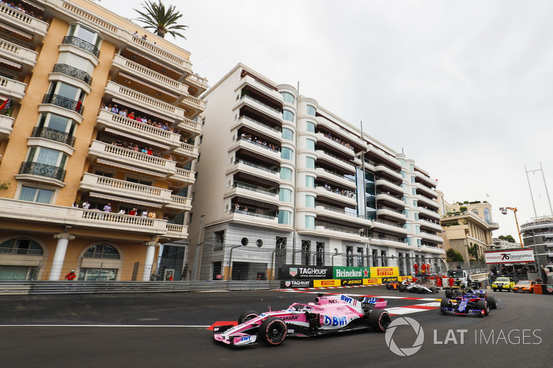 Sergio Perez, Force India VJM11, leads Pierre Gasly, Toro Rosso STR13, Nico Hulkenberg, Renault Sport F1 Team R.S. 18, Sergey Sirotkin, Williams FW41, and the remainder of the field at the start