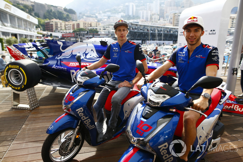 Pierre Gasly, Toro Rosso, posa con Brendon Hartley, Toro Rosso, con motocicletas Honda