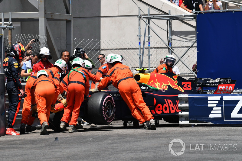 Les commissaires dégagent la voiture endommagée de Max Verstappen, Red Bull Racing RB14