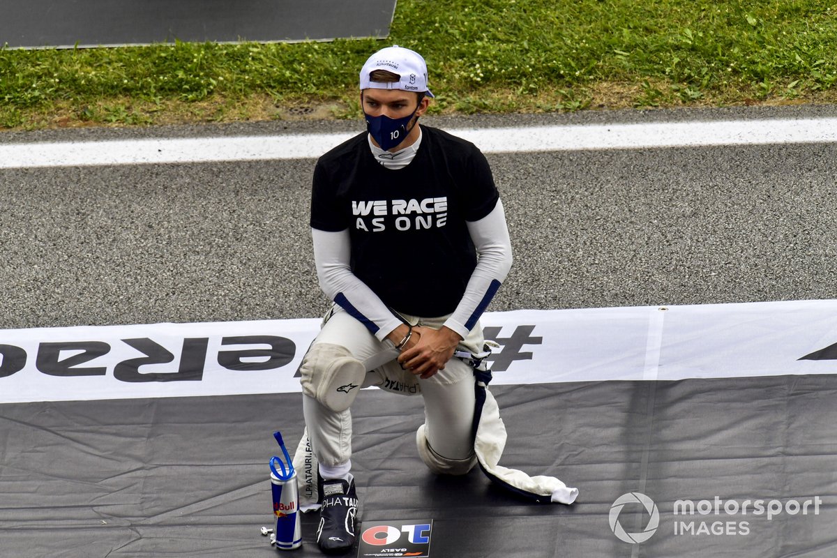 Pierre Gasly, AlphaTauri, melakukan aksi berlutut di grid sebelum balapan dimulai.