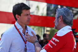 (L naar R): Toto Wolff, Mercedes AMG F1 Aandeelhouder en Executive Director met Maurizio Arrivabene,