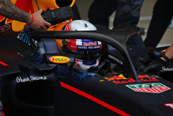 Pierre Gasly, testrijder Red Bull Racing, rijdt met de halo cockpitbescherming