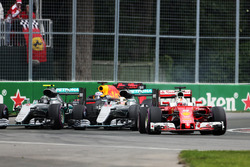 Sebastian Vettel, Ferrari SF16-H precede Lewis Hamilton, Mercedes AMG F1 W07 Hybrid e Nico Rosberg,