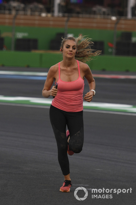 Nemcsak az F1-es versenyzők futnak az aktuális pályán