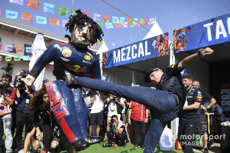 Max Verstappen, Red Bull Racing, joue à la pinata