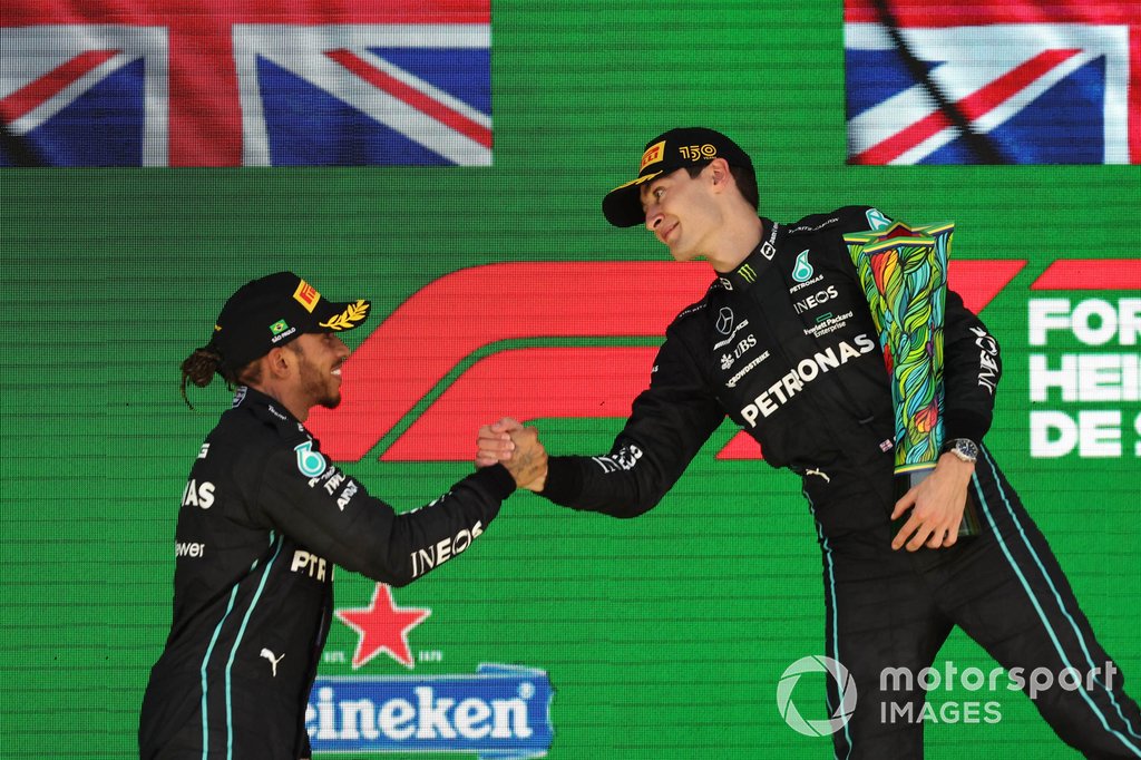 Lewis Hamilton e George Russll sul podio del GP del BRasile festeggiano la doppietta
