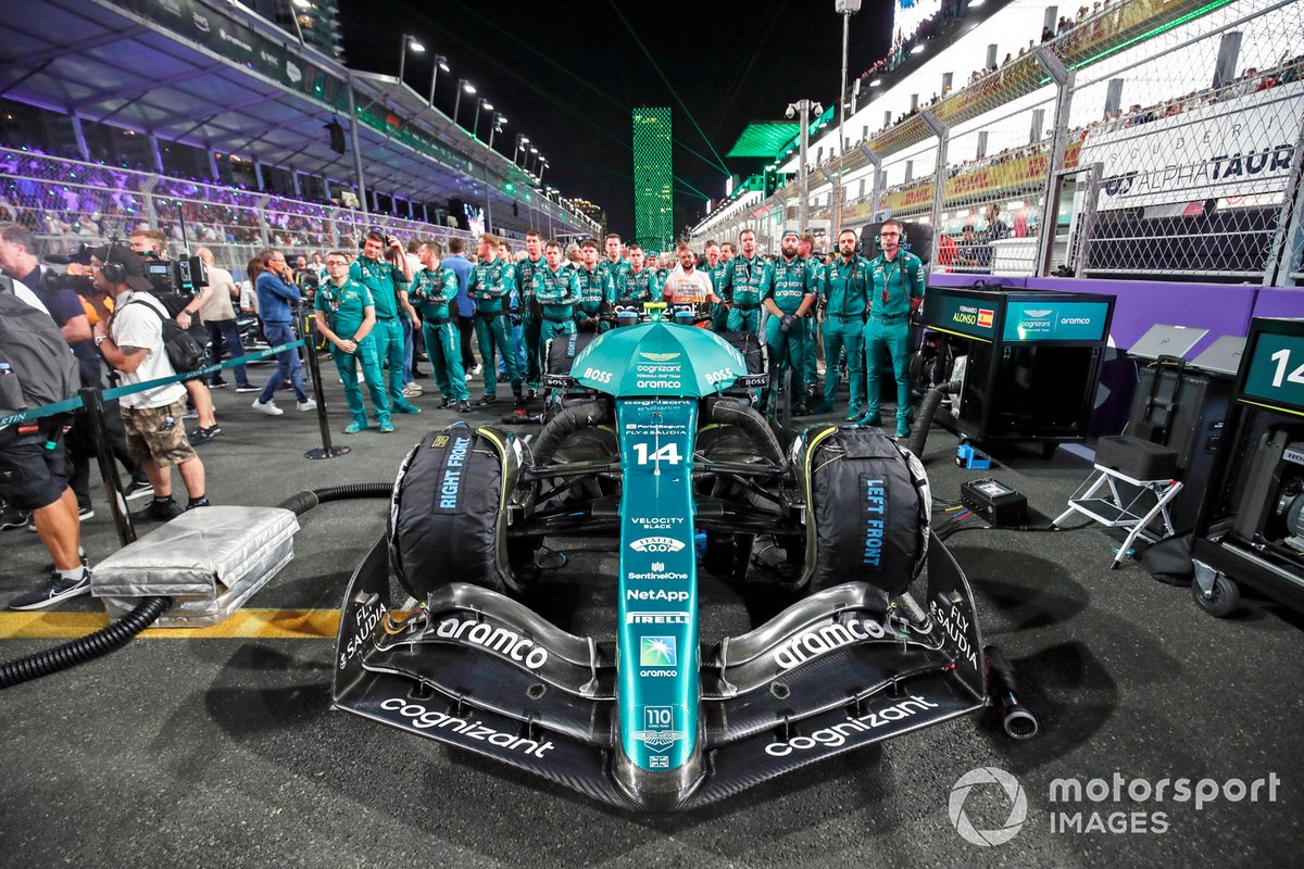El coche de Fernando Alonso, Aston Martin AMR23, en la parrilla