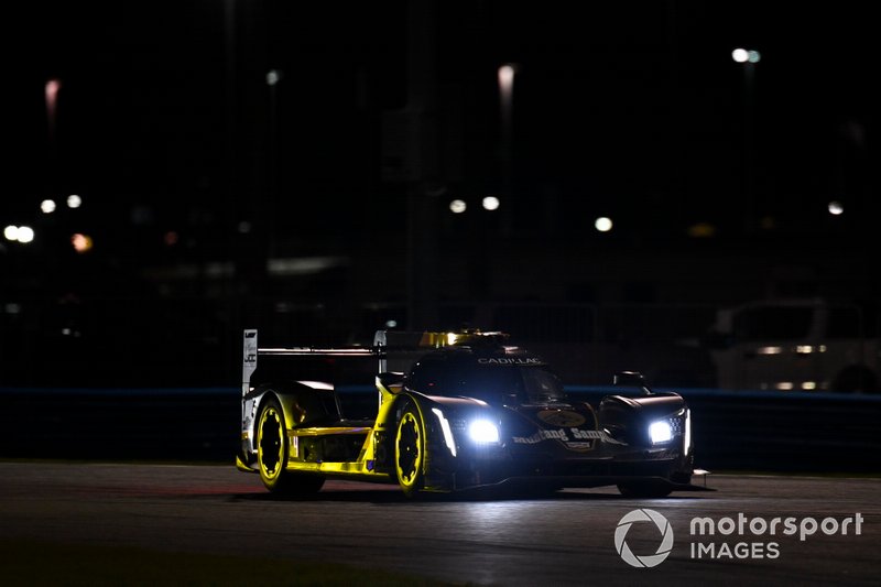 Прототип Cadillac DPi в ночной гонке серии IMSA