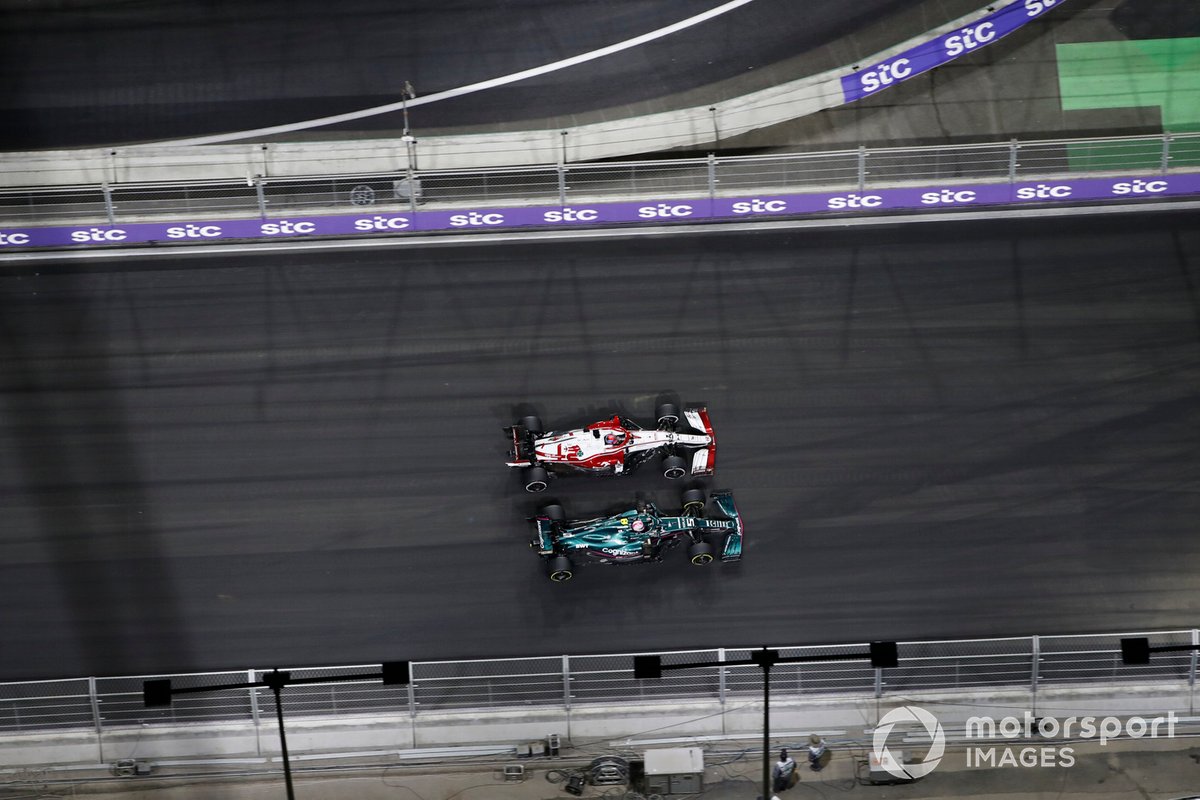 Kimi Raikkonen, Alfa Romeo Racing C41, Sebastian Vettel, Aston Martin AMR21