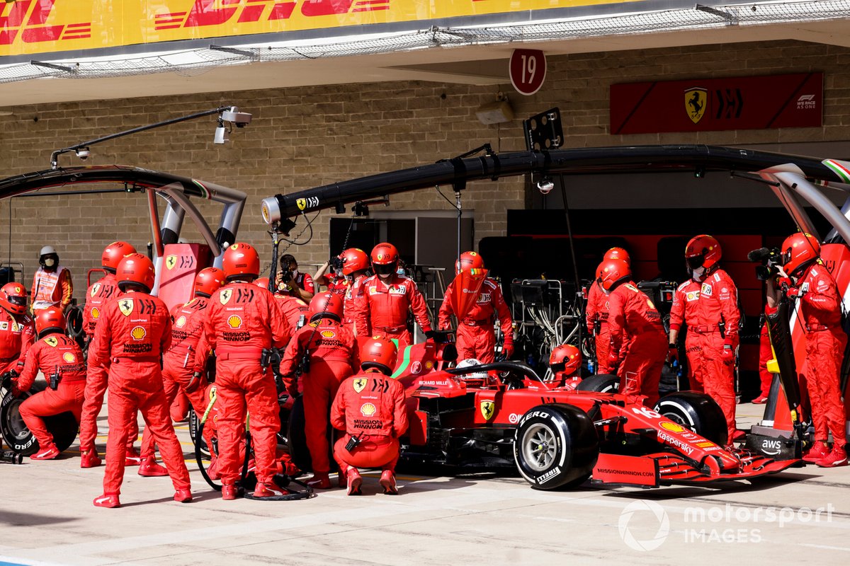 Charles Leclerc, Ferrari SF21, saat melakukan pit stop