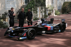 Prince Albert II bestuurt de Venturi Formule E-bolide vlakbij het paleis