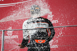 Sergio Perez, Sahara Force India F1, feiert Platz 3 auf dem Podium