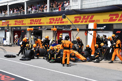 Fernando Alonso, McLaren MCL33 pit stop