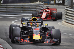 Daniel Ricciardo, Red Bull Racing RB14, precede Sebastian Vettel, Ferrari SF71H