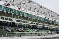 Riflesso delle Porsche 911 GT3 Cup in pitlane