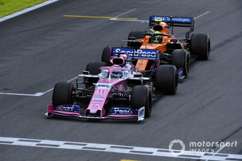 Sergio Perez, Racing Point RP19, precede Lando Norris, McLaren MCL34
