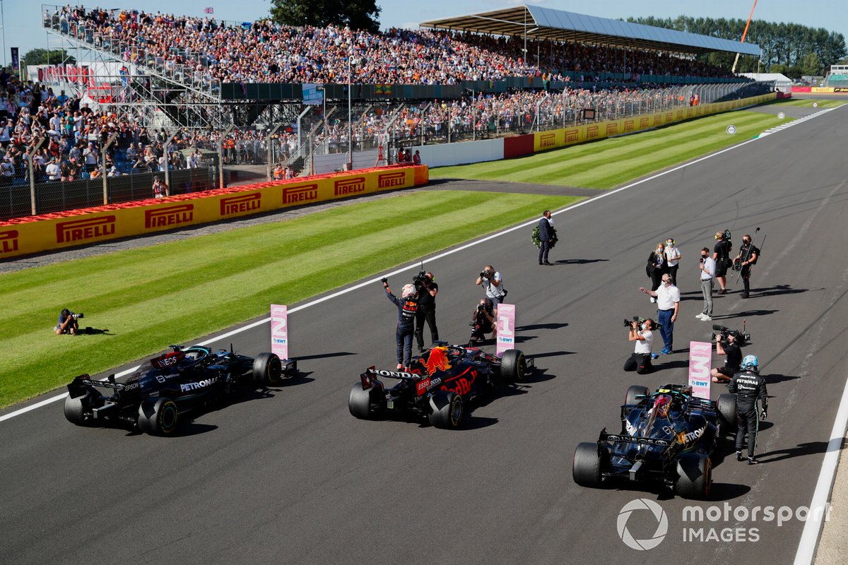 Max Verstappen, Red Bull Racing, celebra su primera posición de la carrera sprint.