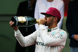 Il vincitore della gara Lewis Hamilton, Mercedes AMG F1 festeggia sul podio
