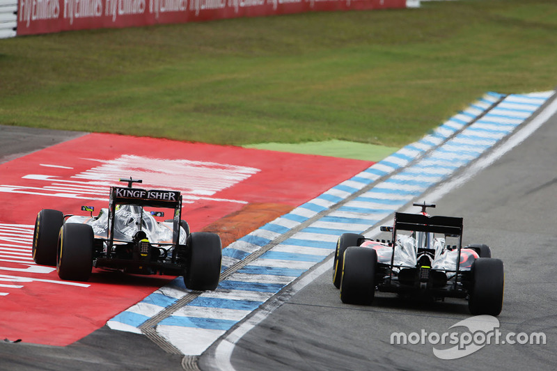 Fernando Alonso, McLaren MP4-31 e Sergio Perez, Sahara Force India F1 VJM09 lottano per la posizione