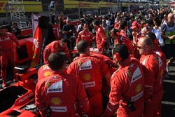 Ferrari mechanics observan el coche de Sebastian Vettel, Ferrari SF70H, problemas técnicos