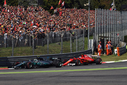 Valtteri Bottas, Mercedes AMG F1 W08, Kimi Raikkonen, Ferrari SF70H