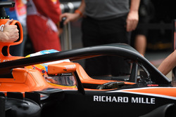 Fernando Alonso, McLaren MCL32, mit Cockpitschutz Halo