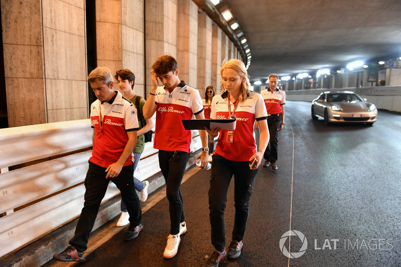 Charles Leclerc, Sauber, cammina lungo il circuito, passando per il tunnel, con Xevi Pujolar, Capo dell'Ingegneria in pista, Sauber e Ruth Buscombe, ingegnere della strategia, Sauber