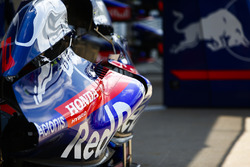 Логотип Honda на кожухе двигателя Scuderia Toro Rosso STR13