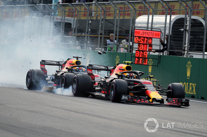 Choque de Max Verstappen, Red Bull Racing RB14 y Daniel Ricciardo, Red Bull Racing RB14