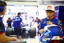 Pierre Gasly, Toro Rosso, ve Brendon Hartley, Toro Rosso STR13 Honda