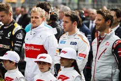 Nico Hulkenberg, Renault Sport F1 Team, Marcus Ericsson, Sauber, Charles Leclerc, Sauber, e Romain Grosjean, Haas F1 Team, in griglia per l'inno nazionale
