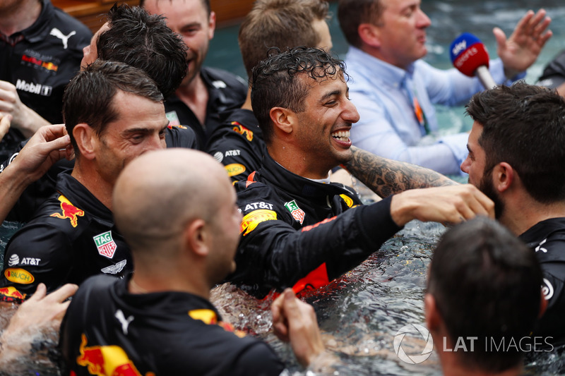 Yarış galibi Daniel Ricciardo, Red Bull Racing, Red Bull Energy Station havuzuna atlıyor