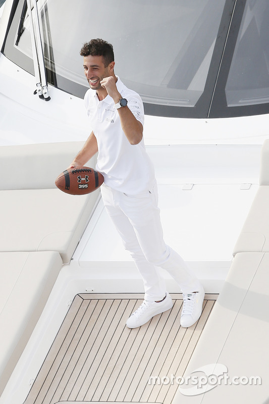 Daniel Ricciardo, Red Bull Racing atrapa un balón de futbol americano de un pase de Tom Brady