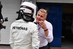 Johnny Herbert, Sky TV ve pole Valtteri Bottas, Mercedes AMG F1, parc ferme