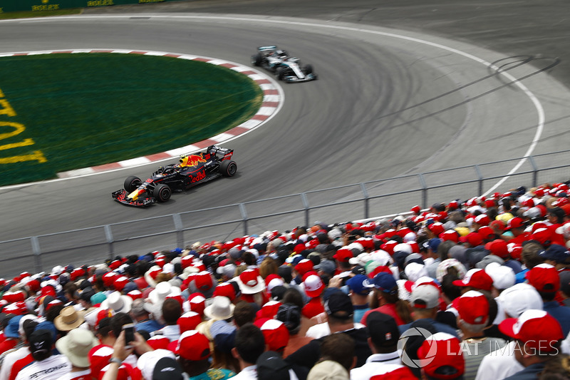 Max Verstappen, Red Bull Racing RB14, por delante de Lewis Hamilton, Mercedes AMG F1 W09