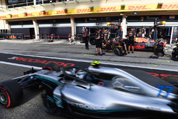 Valtteri Bottas, Mercedes-AMG F1 W09 EQ Power+ ve Daniel Ricciardo, Red Bull Racing RB14