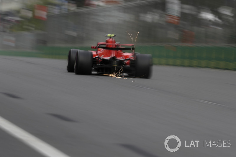 Kimi Raikkonen, Ferrari SF71H sparks